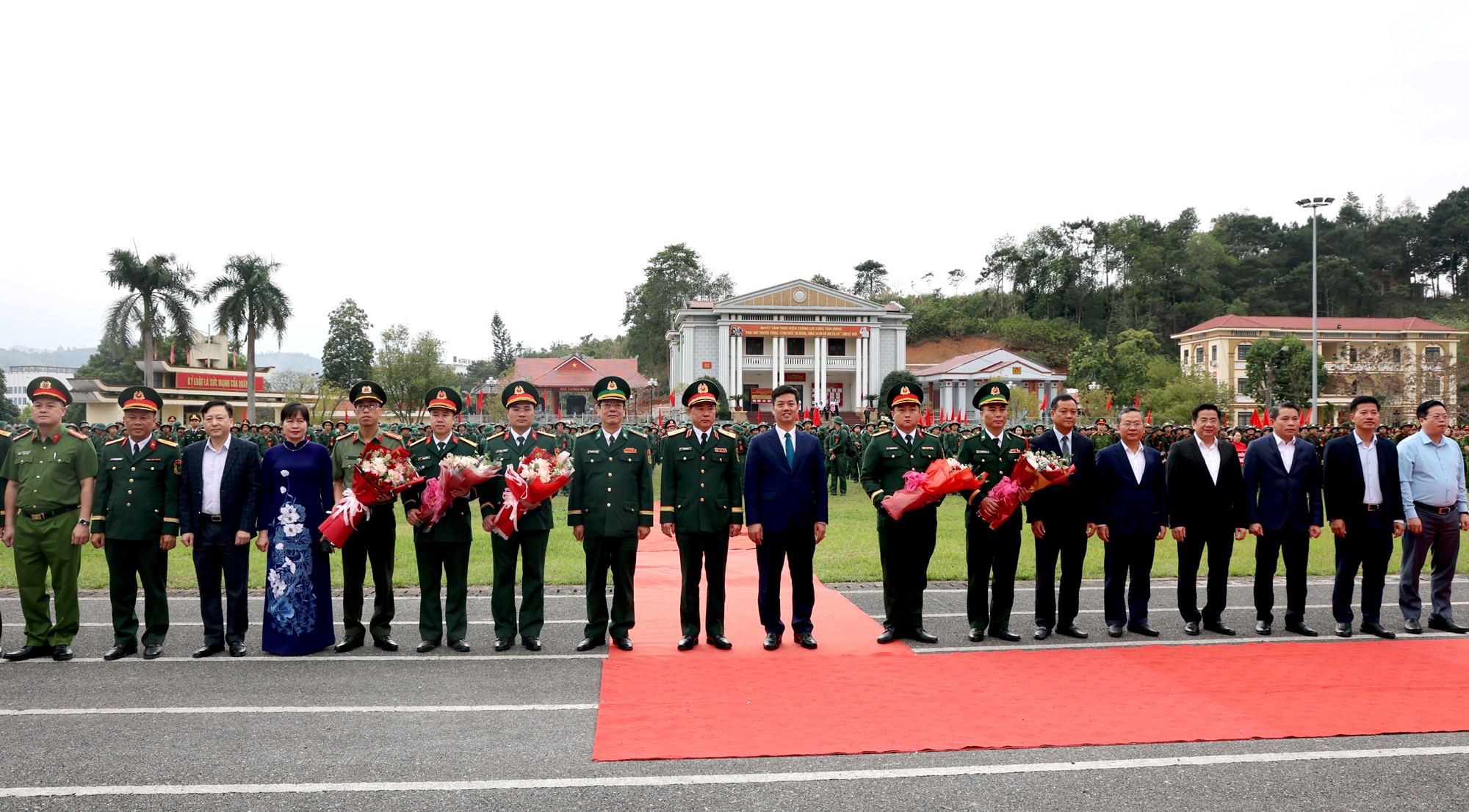 Các đồng chí lãnh đạo chụp ảnh lưu niệm với các đơn vị nhận quân.