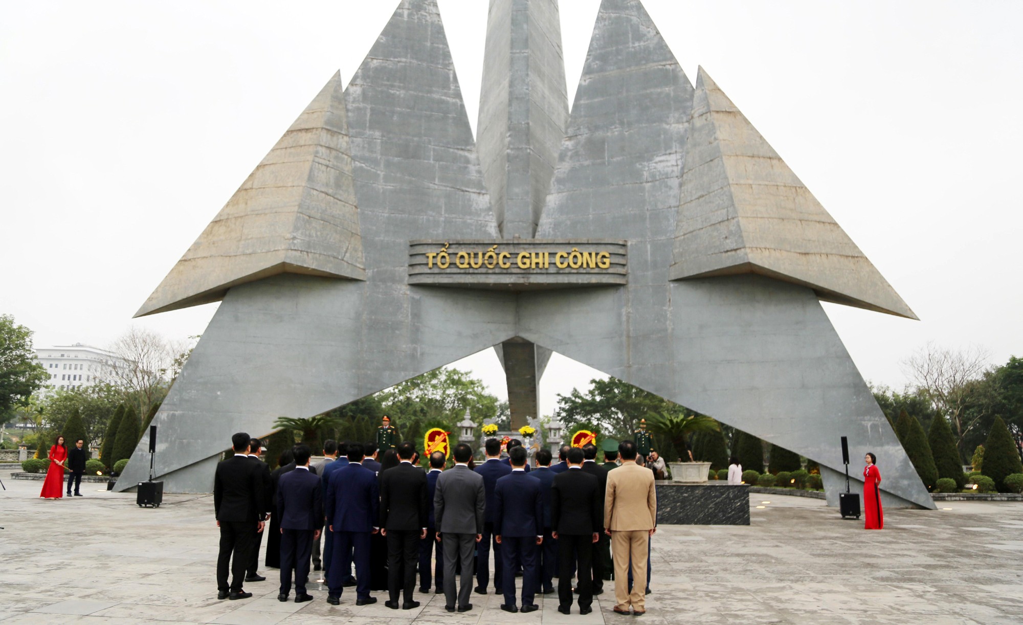 Đoàn đại biểu dâng vòng hoa, dâng hương trước anh linh các Anh hùng liệt sĩ.