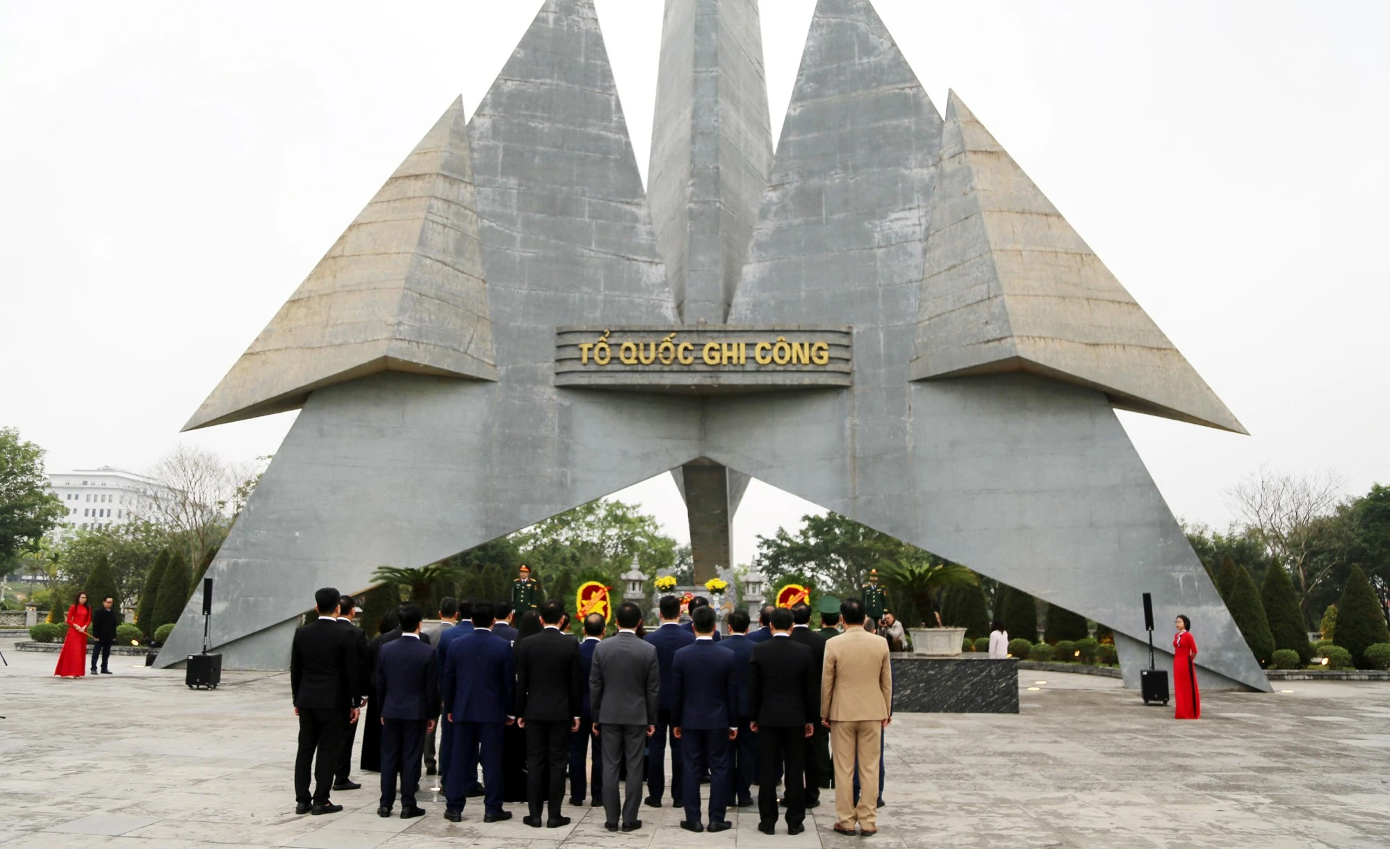 Đoàn đại biểu dâng vòng hoa, dâng hương trước anh linh các Anh hùng liệt sĩ.