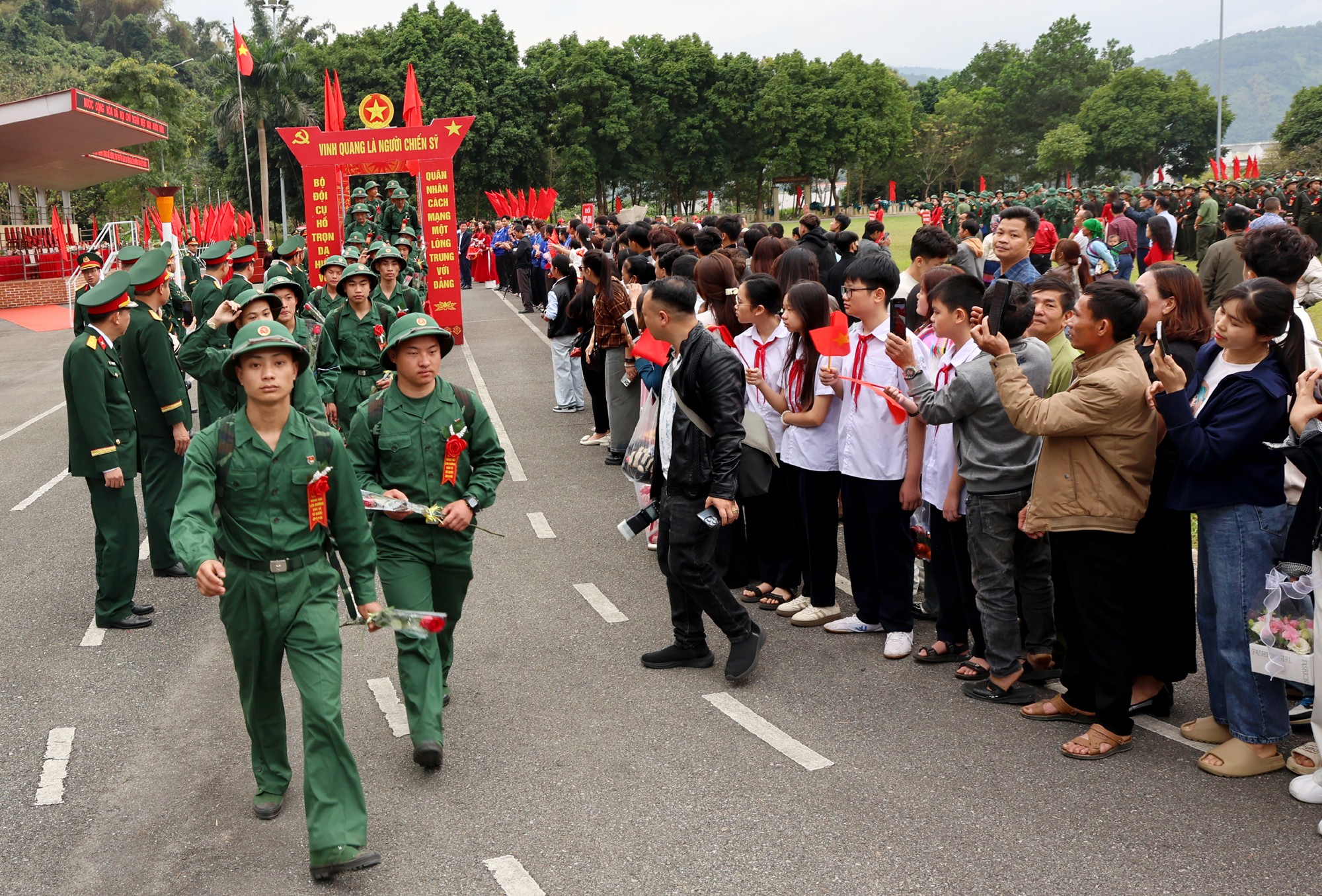 Lễ giao nhận quân điểm số 1 thực sự trở thành ngày hội của tuổi trẻ, ngày hội của tinh thần trách nhiệm và niềm tin son sắt với Tổ quốc.