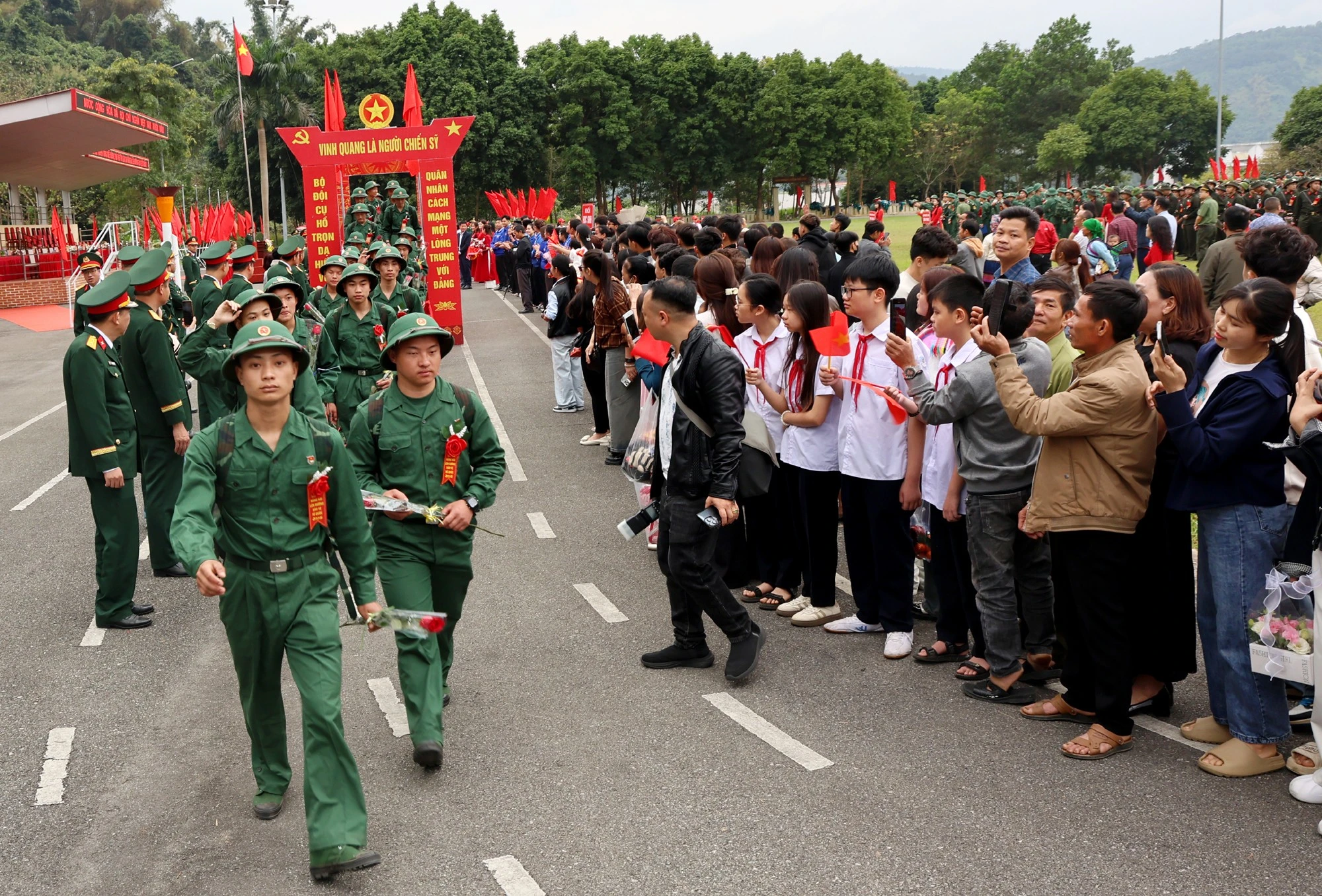 Lễ giao nhận quân điểm số 1 thực sự trở thành ngày hội của tuổi trẻ, ngày hội của tinh thần trách nhiệm và niềm tin son sắt với Tổ quốc.