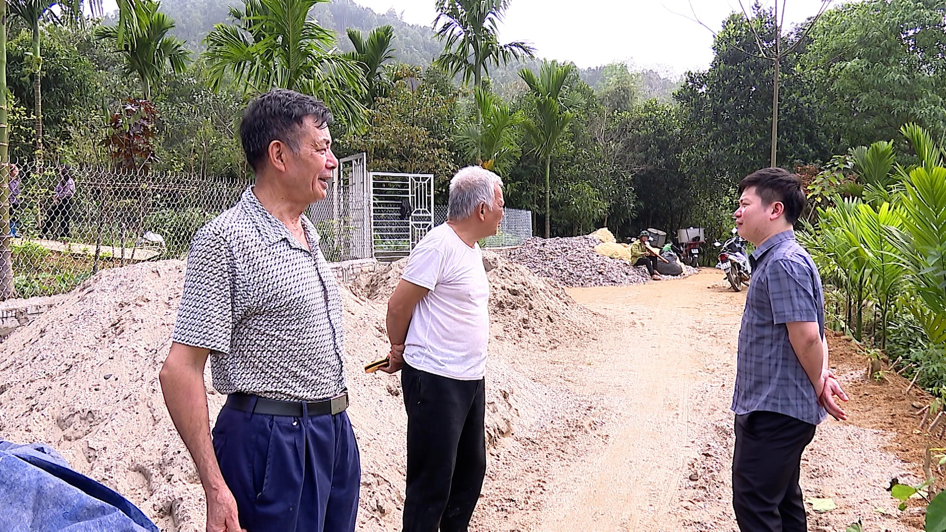 dung-hinh00-01-40-11still004.jpg