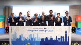 Phó Thủ tướng Nguyễn Chí Dũng cùng các đại biểu công bố chương trình hoạt động năm 2025 của sáng kiến Kiến tạo tương lai AI Việt Nam.