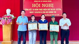 Đảng bộ xã Quang Minh, huyện Văn Yên tặng Giấy khen cho các tập thể, cá nhân điển hình tr&#111;ng thực hiện Chỉ thị số 05 của Bộ Chính trị.