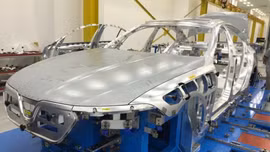 Thân xe Lux A những ngày đầu phát triển.