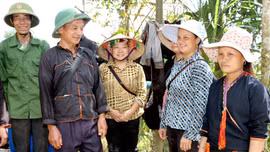 Trưởng thôn Vàng Ngần, xã Suối Quyền (Văn Chấn) tích cực tuyên truyền, vận động người dân xóa bỏ tư tưởng trông chờ, ỷ lại, nỗ lực vươn lên phát triển kinh tế, chung tay giảm nghèo bền vững.