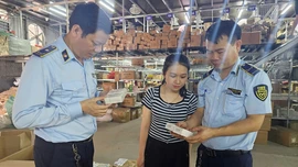 Lực lượng quản lý thị trường Hà Nội kiểm tra, tuyên truyền phổ biến pháp luật cho chủ cơ sở kinh doanh mặt hàng mỹ phẩm tại huyện Hoài Đức.