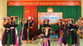 The bell dance performance by residents of An Phu Hamlet, Y Can Commune during the National Great Unity Day Festival.