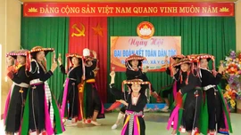 The bell dance per&#102;ormance by residents of An Phu Hamlet, Y Can Commune during the Nati&#111;nal Great Unity Day Festival.