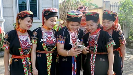Người dân vùng cao Yên Bái tích cực tham gia, tự học tập và nâng cao kiến thức, kỹ năng công nghệ số.