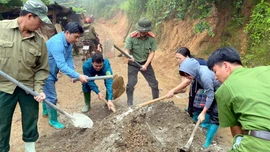 Lực lượng công an Mù Cang Chải giúp người dân cứng hóa đường giao thông nông thôn.
