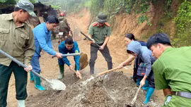 Lực lượng công an Mù Cang Chải giúp người dân cứng hóa đường giao thông nông thôn.