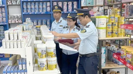 Lực Lượng QLTT kiểm tra sản phẩm sữa lưu hành trên thị trường.