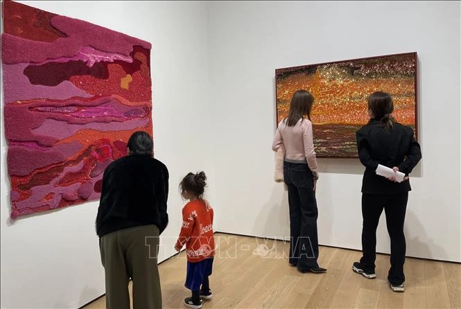 Đông đảo khách tham quan các tác phẩm trong bộ sưu tập "Lấp lánh giữa bao la" tại thủ đô Paris.