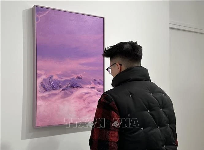 Khách tham quan các tác phẩm trong bộ sưu tập "Lấp lánh giữa bao la" tại thủ đô Paris.