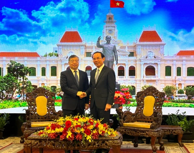 Ủy viên Bộ Chính trị, Bí thư Thành ủy Thành phố Hồ Chí Minh Nguyễn Văn Nên đón tiếp Bí thư Ban Bí thư, Trưởng Ban Tuyên truyền Trung ương Đảng Cộng sản Trung Quốc Lý Thư Lỗi, ngày 12/1.