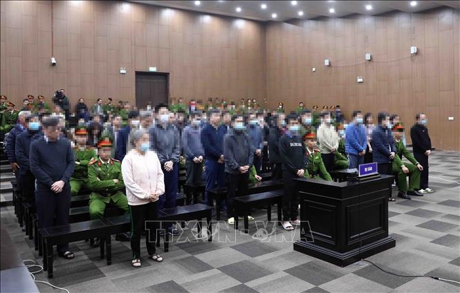 Các bị cáo nghe toà tuyên án. Các bị cáo nghe toà tuyên án.