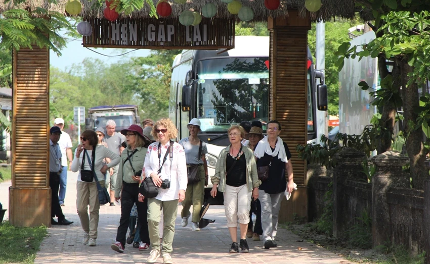 Du khách quốc tế tham quan làng cổ Phước Tích.
