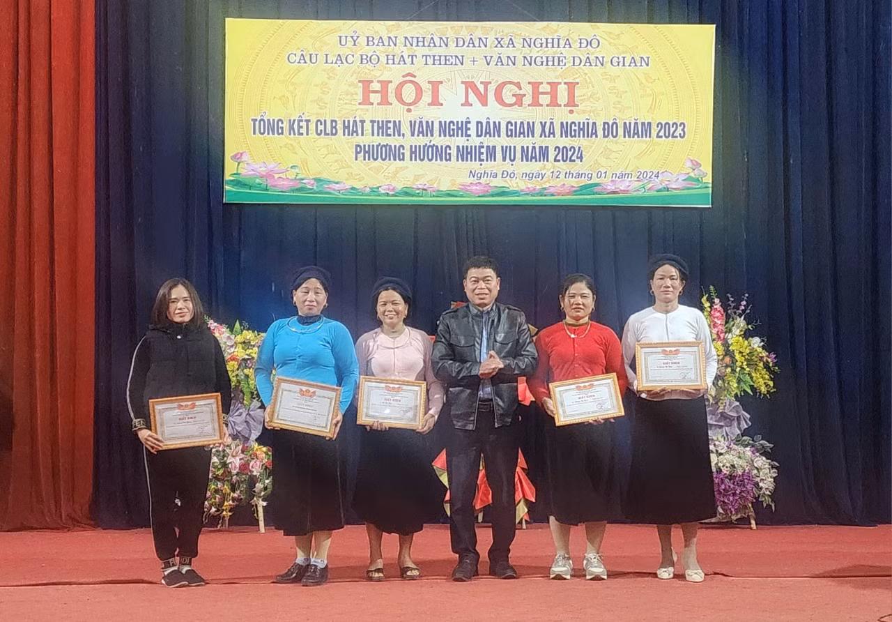 khen-thuong-cho-cau-lac-bo-van-nghe-dan-gian-xa-nghia-do-1063.jpg