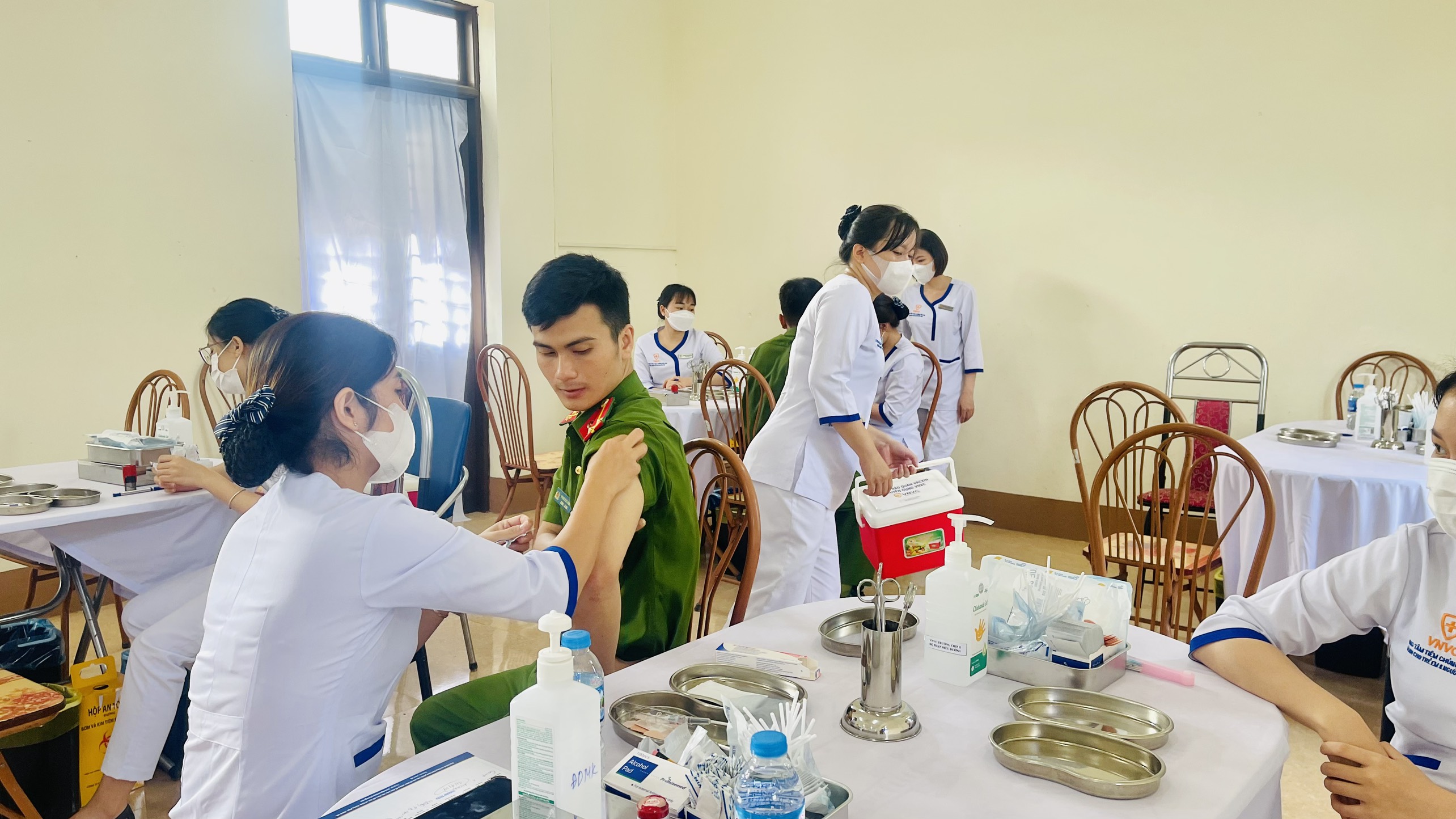 Tiêm phòng cúm mùa cho cán bộ, chiến sỹ công an sáng 11/7. z4505656418855_0079c5b69a25312df1c9a52ec627a8e4.jpg