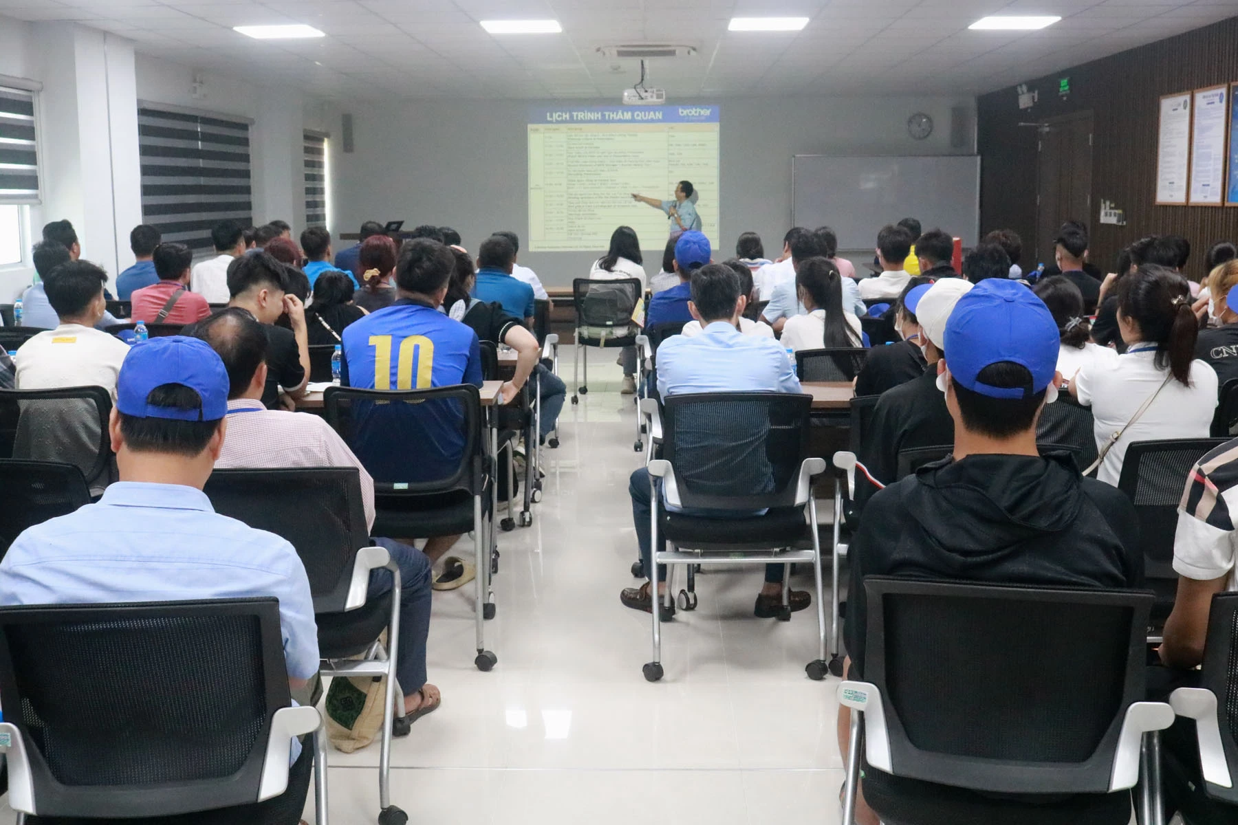 Đại diện công ty giới thiệu chế độ khi được tuyển dụng.jpg