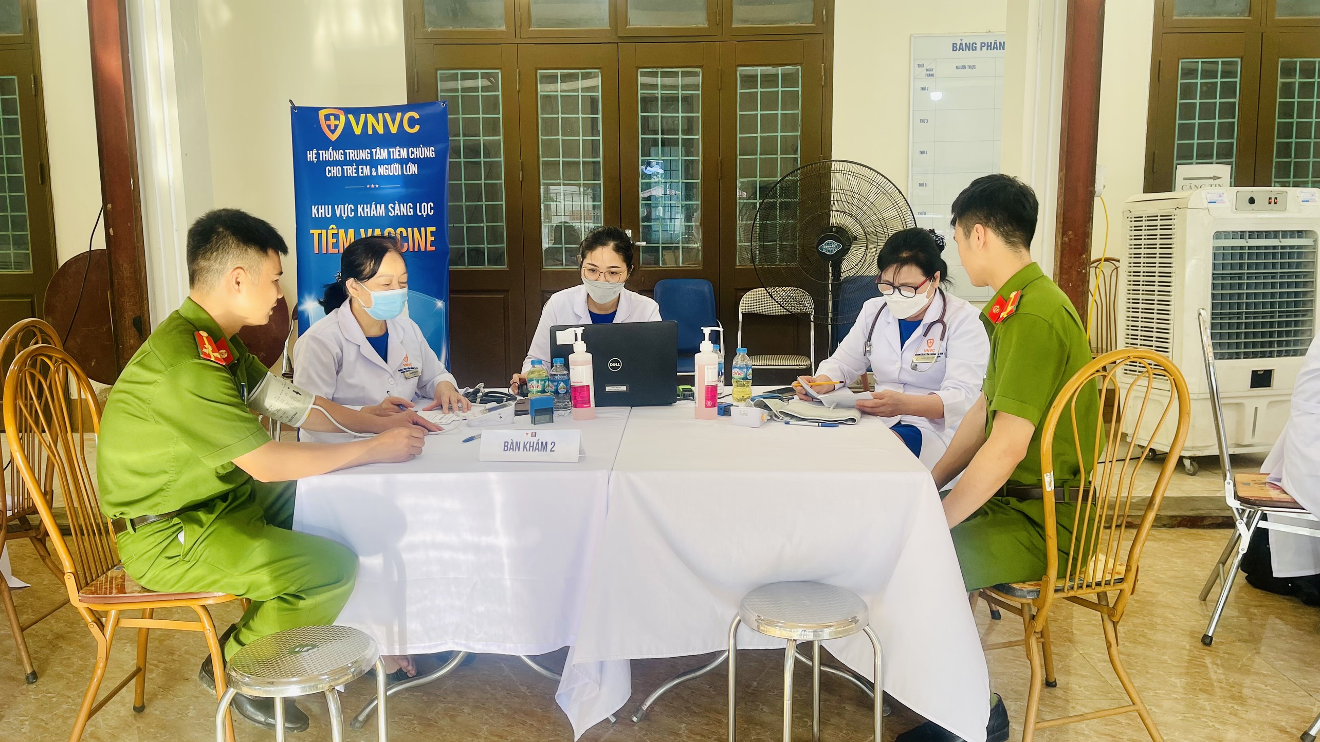 Khám sàng lọc đảm bảo tiêm chủng theo hướng dẫn của Bộ Y tế. z4505656427500_b4683b4902c5c9e4a82852ebd63de49d.jpg