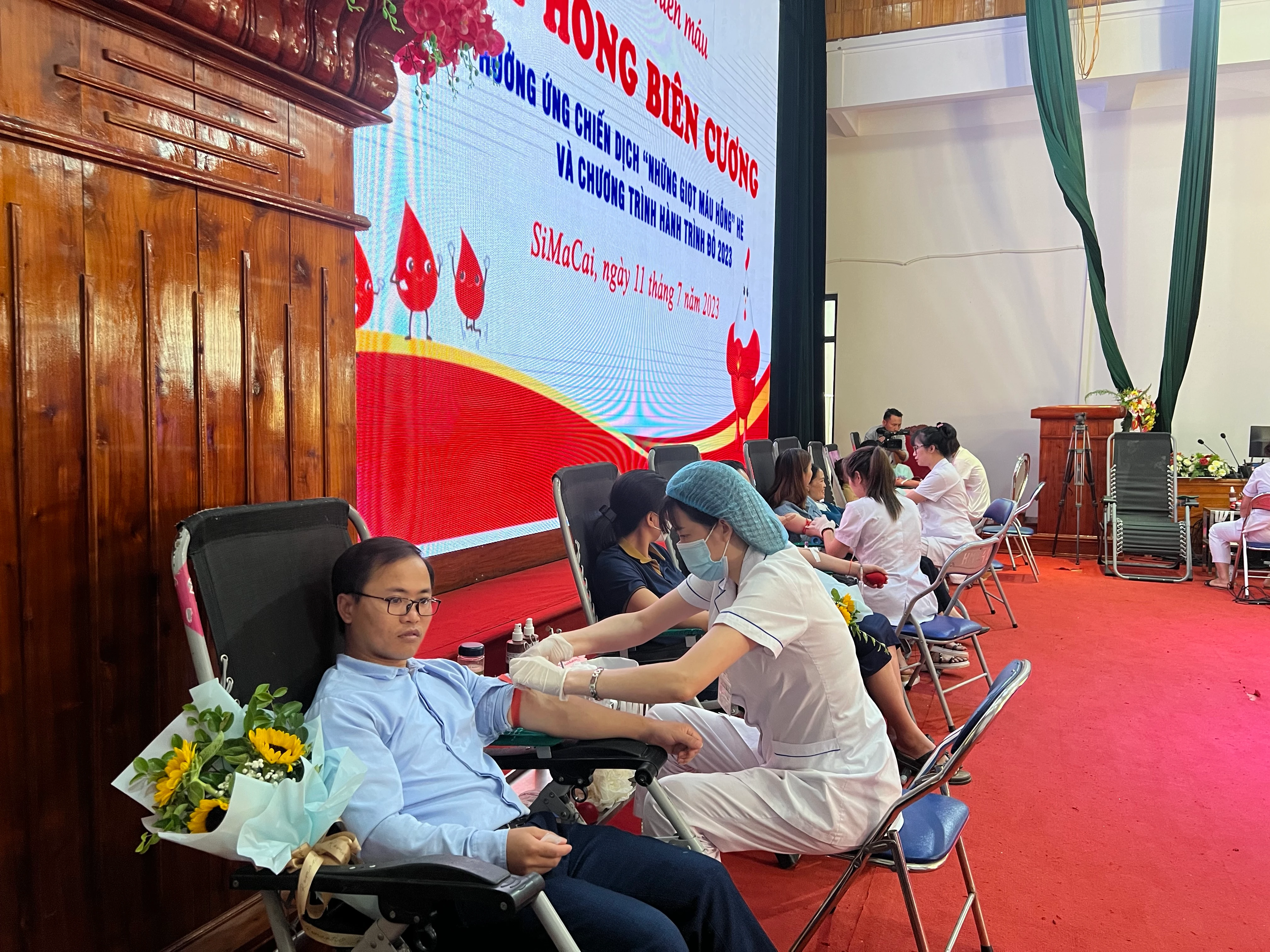 Các tình nguyện viên hăng hái tham gia hoạt động hiên máu (3).jpg