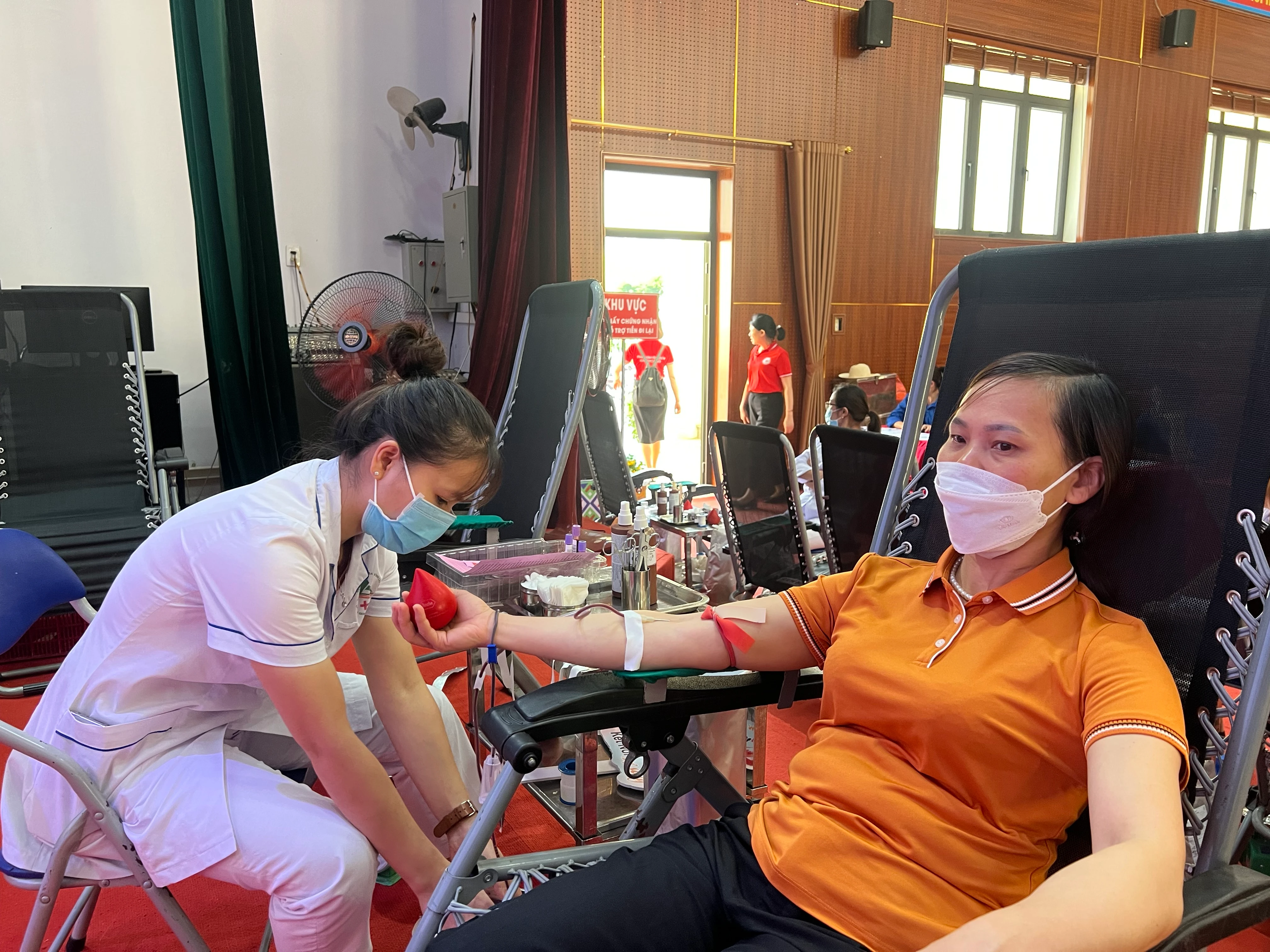 Các tình nguyện viên hăng hái tham gia hoạt động hiên máu (1).jpg