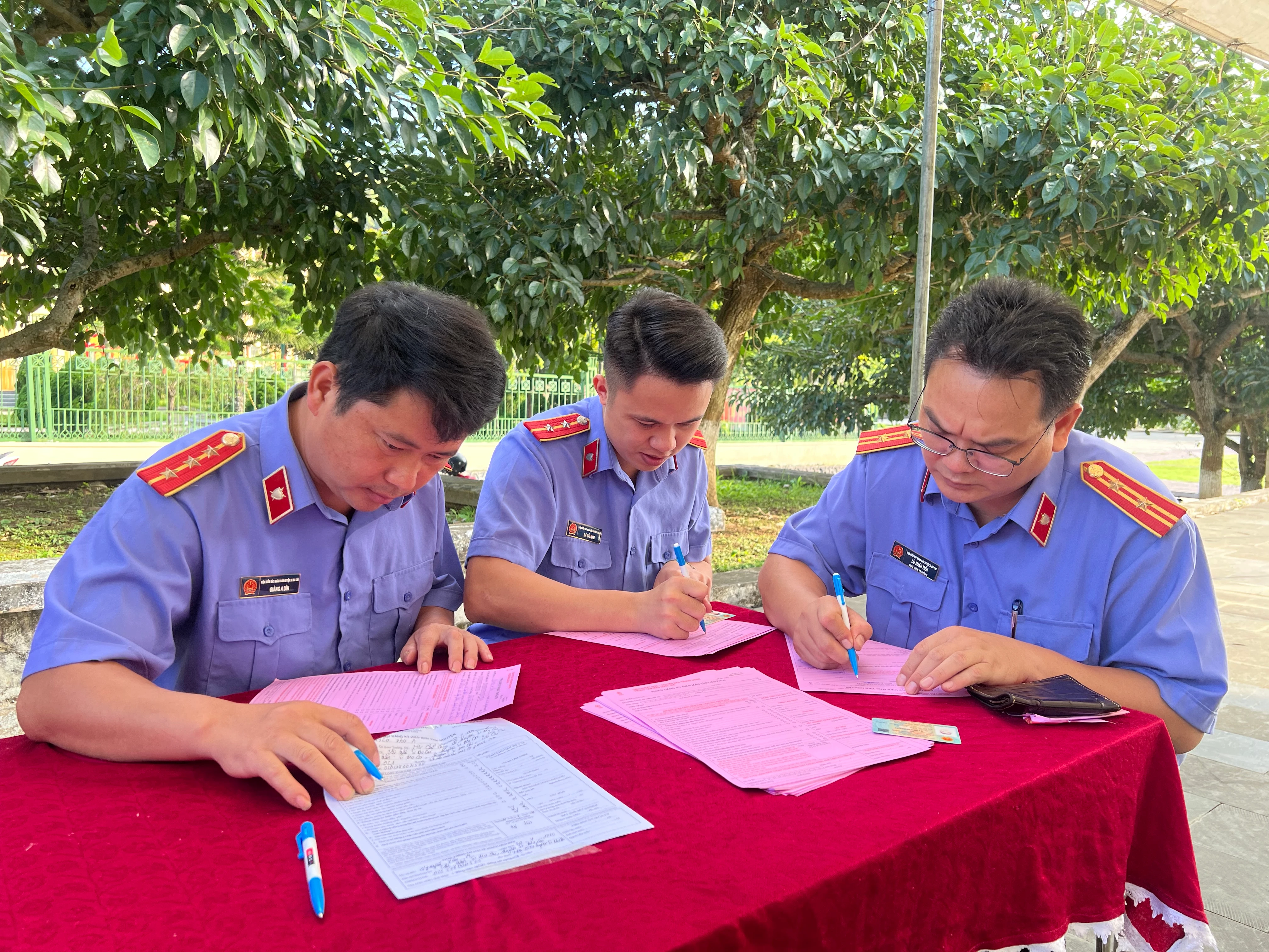 Các tình nguyện viên đăng ký hiến máu tại ngày hội.jpg