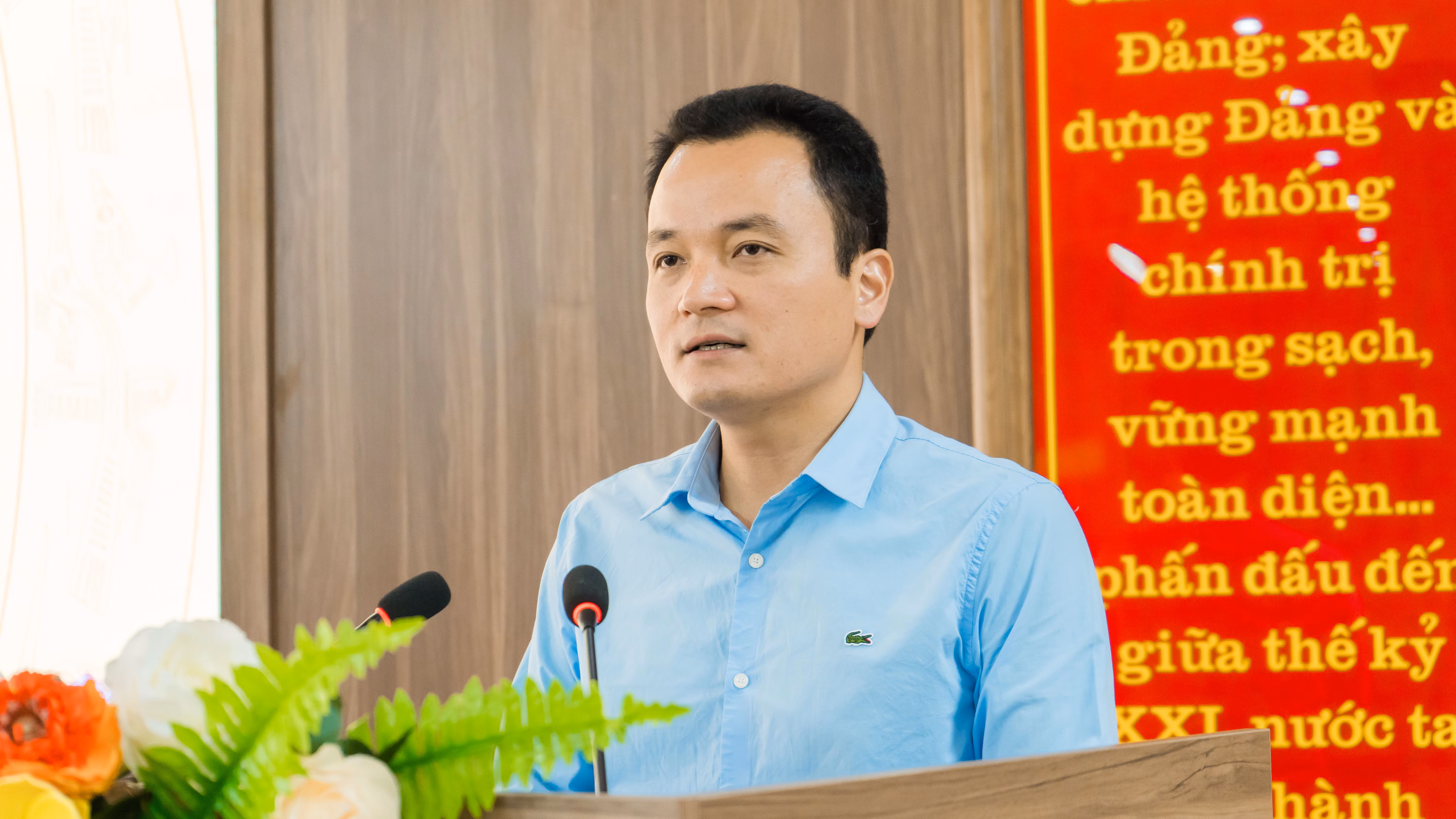 Đồng chí Giàng Quốc Hưng - Tỉnh uỷ viên, Bí thư Huyện uỷ - Chủ tịch HĐND huyện quán triệt một số nội dung trong hội nghị.jpg