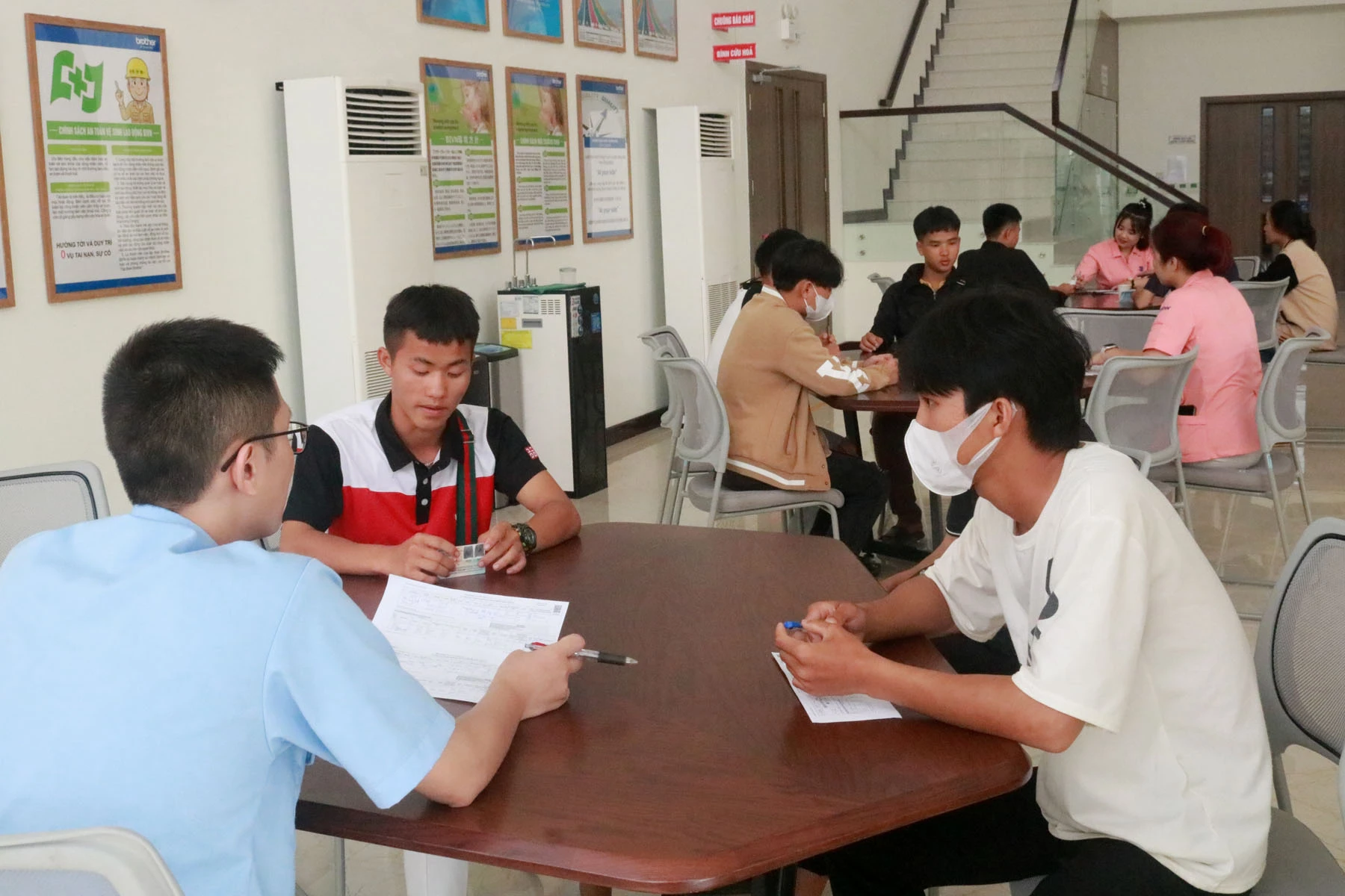 Lao động huyện Bát Xát tham gia phỏng vấn xin việc.jpg