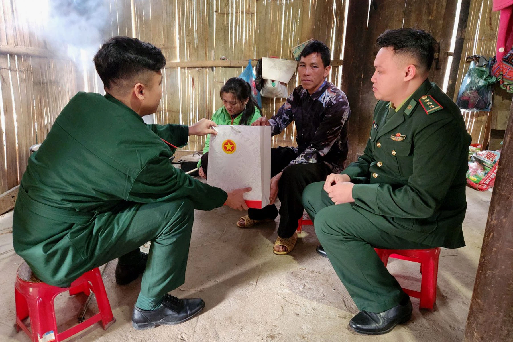 Tặng quà Tết cho hộ nghèo xã A Mú Sung.jpg