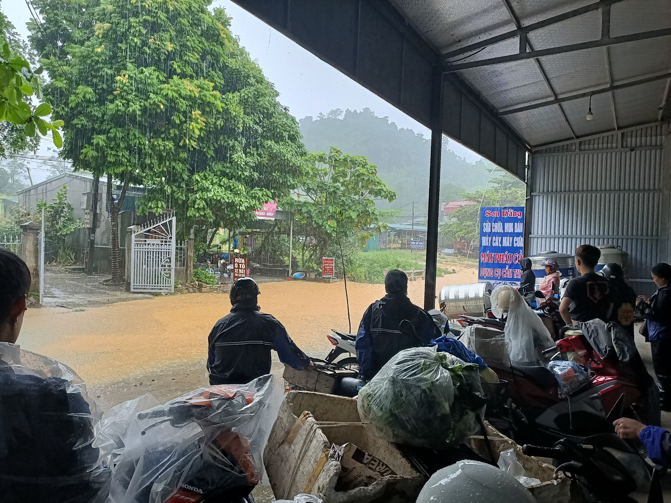 Mưa lớn tại xã Bản Cầm (huyện Bảo Thắng) sáng 21/9. Ảnh: CTV IMG_20230921_094559.jpg