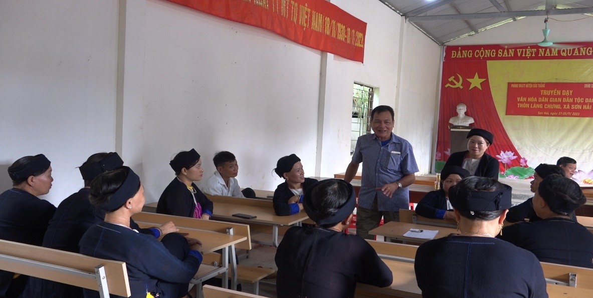 Nghệ nhân Bàn Văn Sang truyền đạt kiến thức về văn hóa truyền thống dân tộc Dao. Nghệ nhân Bàn Văn Sang truyền đạt kiến thức về văn hóa truyền thống dân tộc Dao..jpg