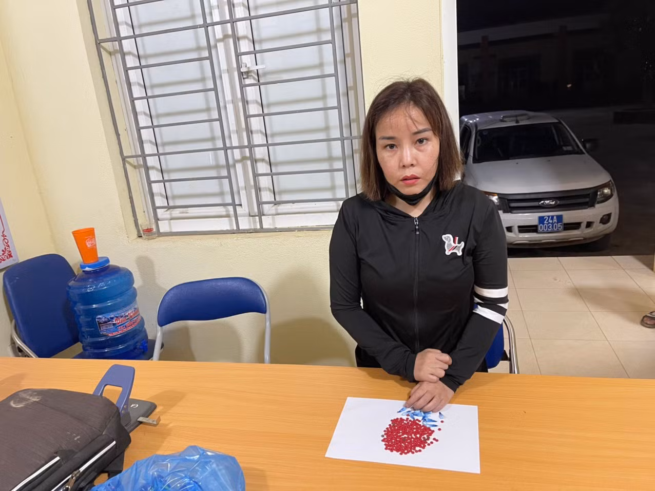 Ảnh 1. Trần Thị Huyền và tang vật.jpg