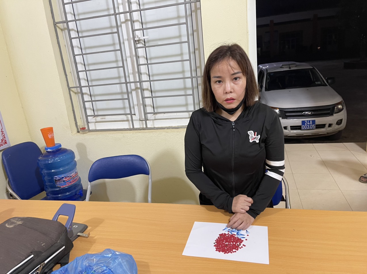Trần Thị Huyền và tang vật. Ảnh 1. Trần Thị Huyền và tang vật.jpg