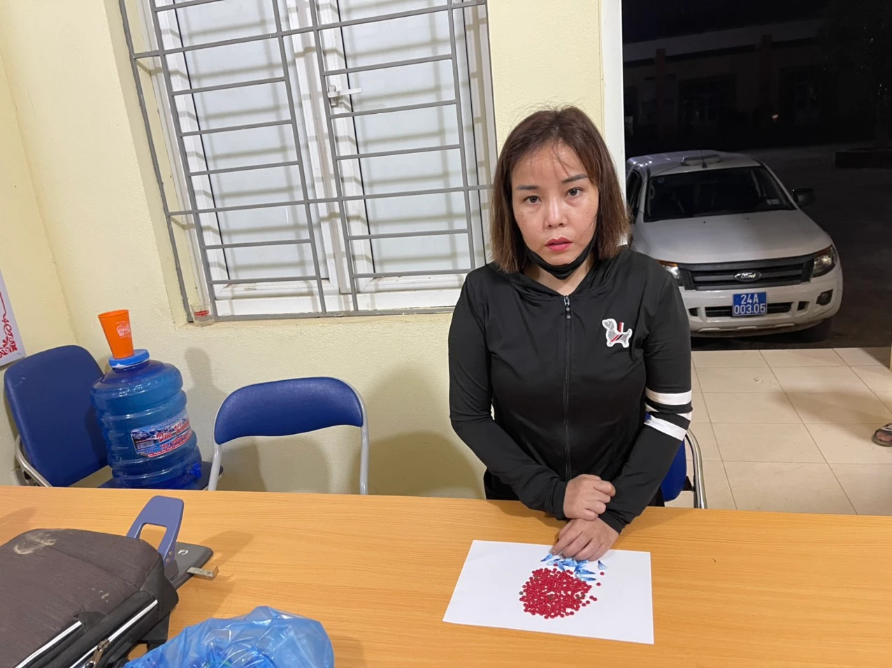 Ảnh 1. Trần Thị Huyền và tang vật.jpg