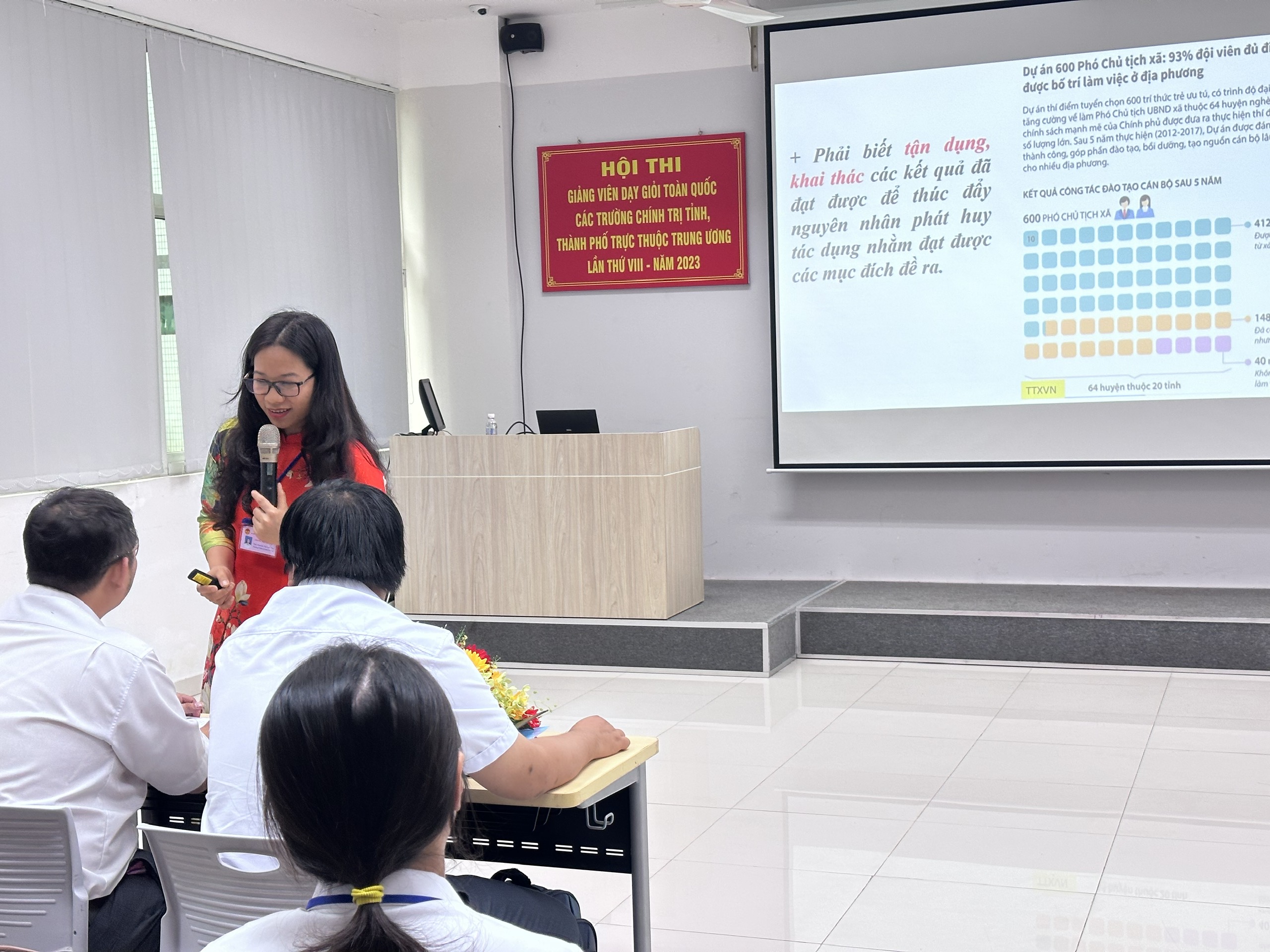 Giảng viên Nguyễn Thị Ánh Đào, Phó trưởng Khoa Lý luận cơ sở, Trường Chính trị tỉnh Lào Cai thực hiện tiết giảng tại hội thi. 5sim.jpg