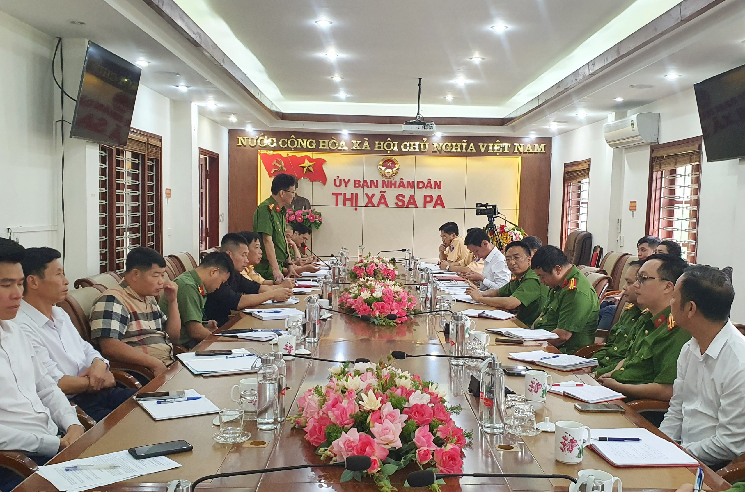 Lãnh đạo Công an tỉnh làm việc với Thị ủy Sa Pa về công tác đảm bảo an ninh trật tự Kỷ niệm 120 năm du lịch Sa Pa. Lãnh đạo CAt làm việc với Thị ủy Sa Pa về công tác đảm bảo ANTT lễ kỉ niệm 120 năm Du lịch Sa âP.jpg