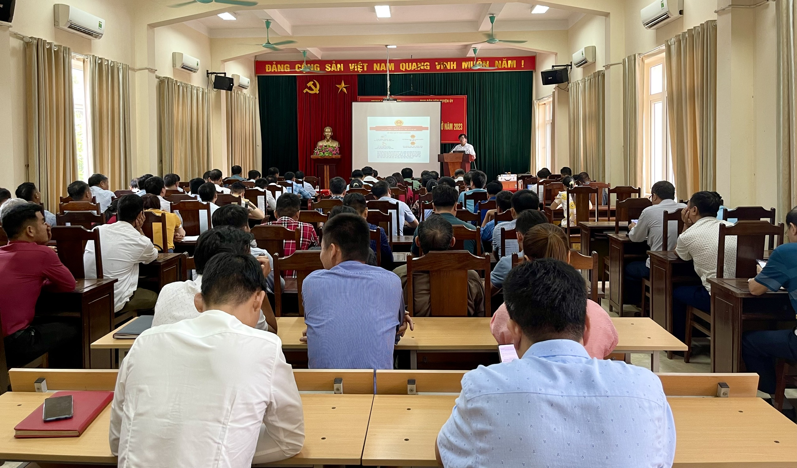 Quang cảnh lớp bồi dưỡng nghiệp vụ công tác dân vận. Quang ảnh lớp bồi dưỡng.jpg