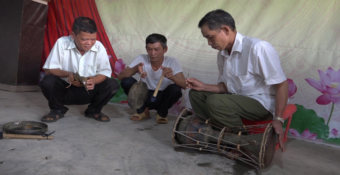 Các học viên tập đánh trống đất. Các học viên tập trống đất.jpg