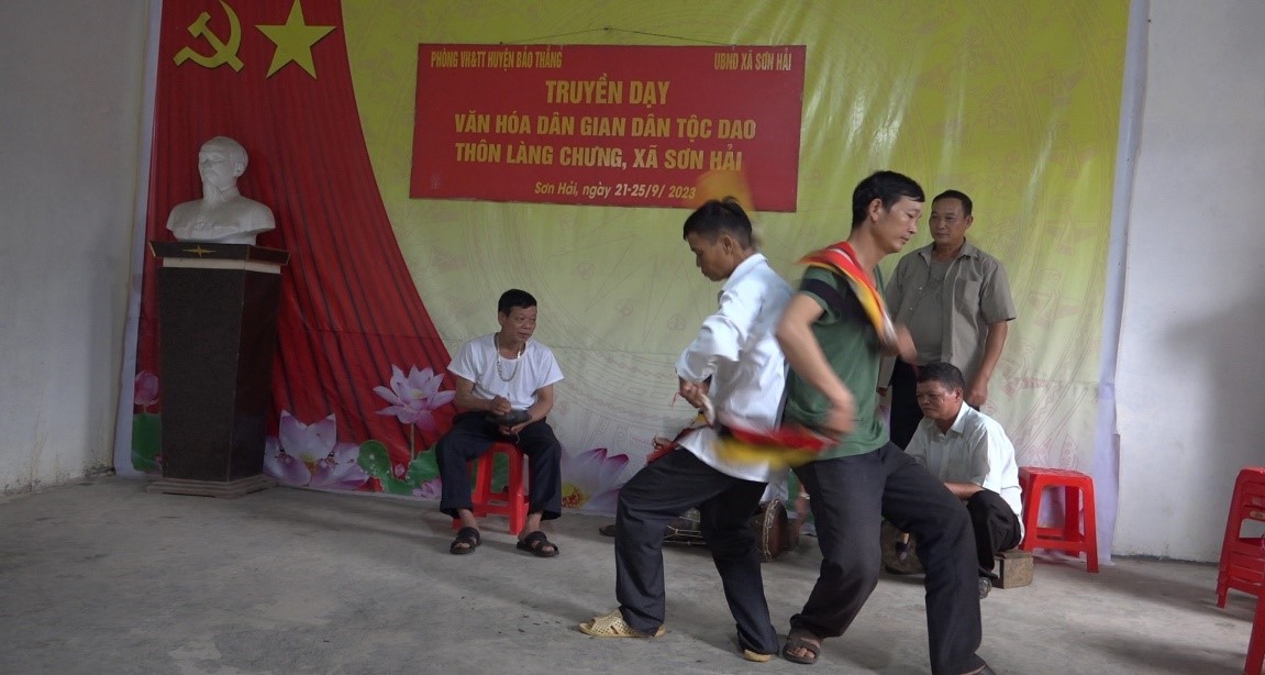 Luyện tập điệu nhảy truyền thống của dân tộc Dao. Các học viên tập điệu nhảy đặc sắc của dân tộc Dao.jpg