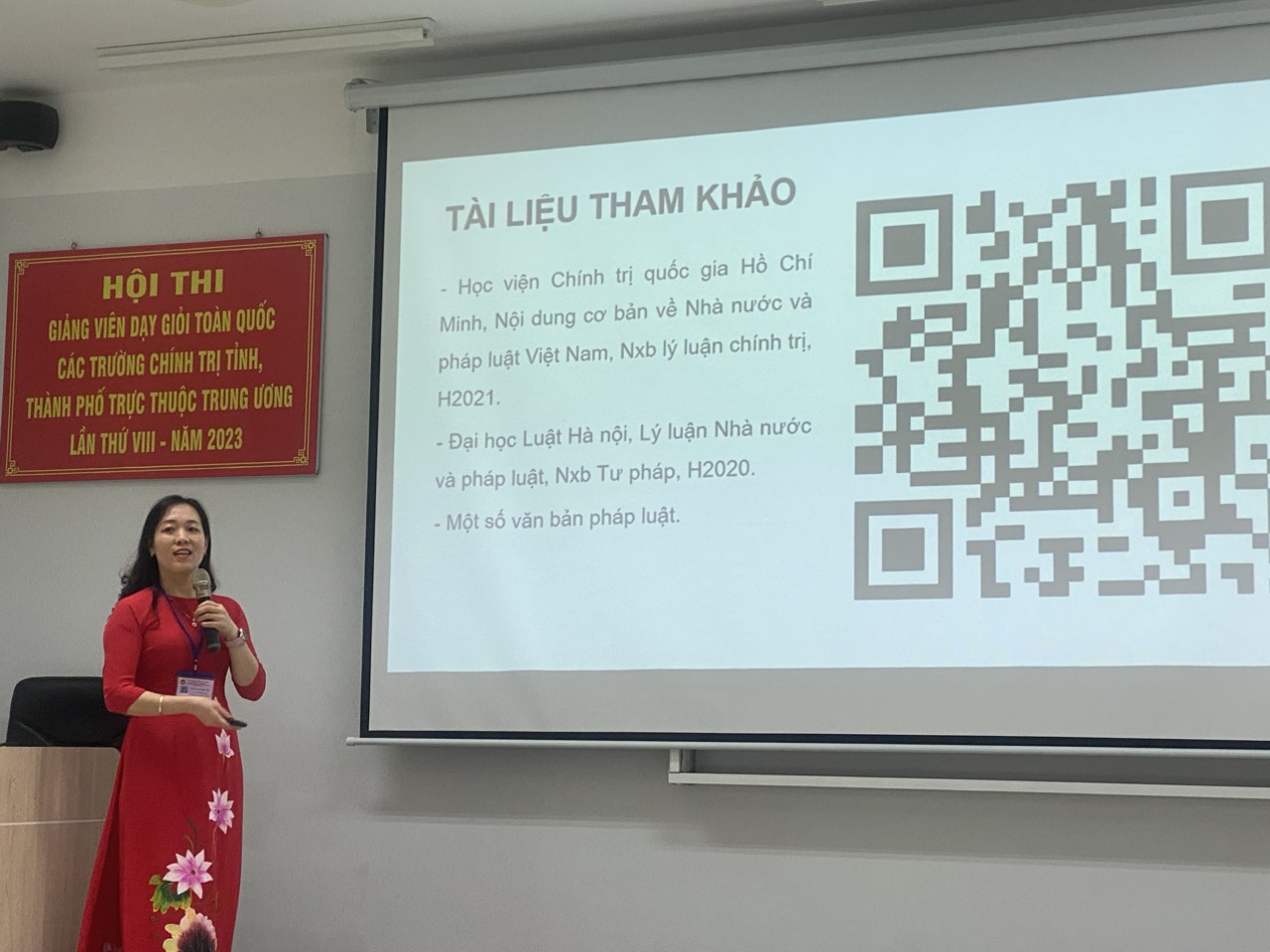 Giảng viên Ngô Thị Nhung, Trưởng khoa Khoa Nhà nước và Pháp luật, Trường Chính trị tỉnh Lào Cai thực hiện tiết giảng tại hội thi. 4sim.jpg