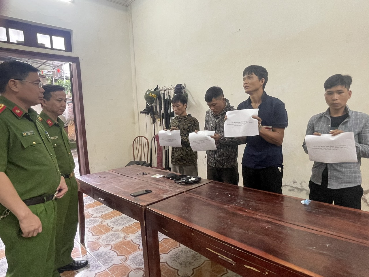 Lãnh đạo Công an huyện Văn Bàn trực tiếp chỉ đạo lấy lời khai với 4 đối tượng: Tuyến, Mạnh, Chài, Quyết. Ảnh 2. Lãnh đạo Công an huyện trực tiếp chỉ đạo lấy lời khai với 4 đối tượng Tuyến, Mạnh, Chài, Quyết( bên phải).jpg