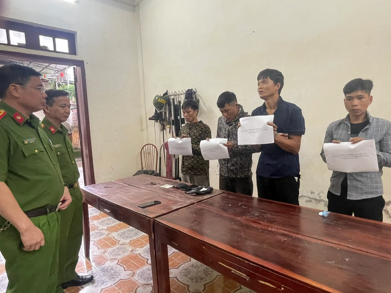Ảnh 2. Lãnh đạo Công an huyện trực tiếp chỉ đạo lấy lời khai với 4 đối tượng Tuyến, Mạnh, Chài, Quyết( bên phải).jpg