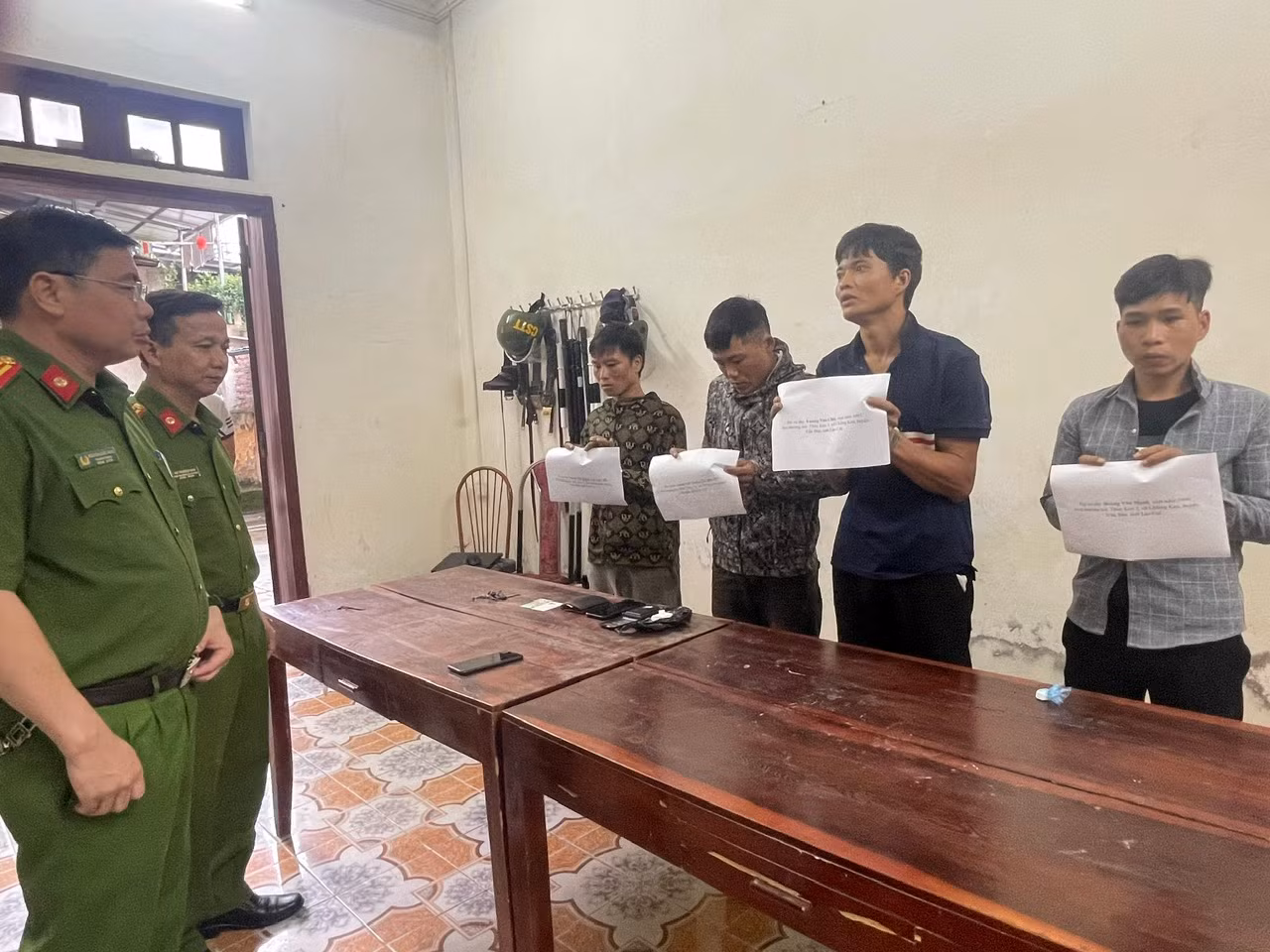 Ảnh 2. Lãnh đạo Công an huyện trực tiếp chỉ đạo lấy lời khai với 4 đối tượng Tuyến, Mạnh, Chài, Quyết( bên phải).jpg