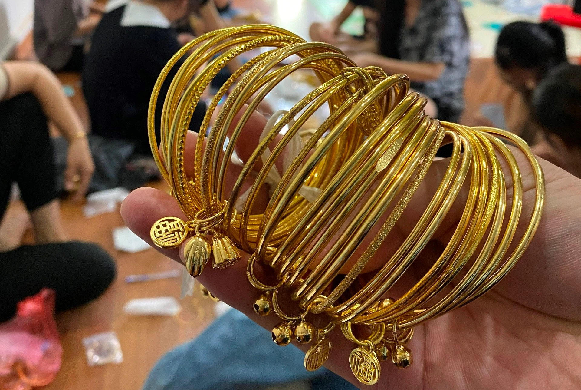 Ảnh 5. Các sản phẩm trang sức mỹ ký bị lực lượng chức năng thu giữ (5).jpg