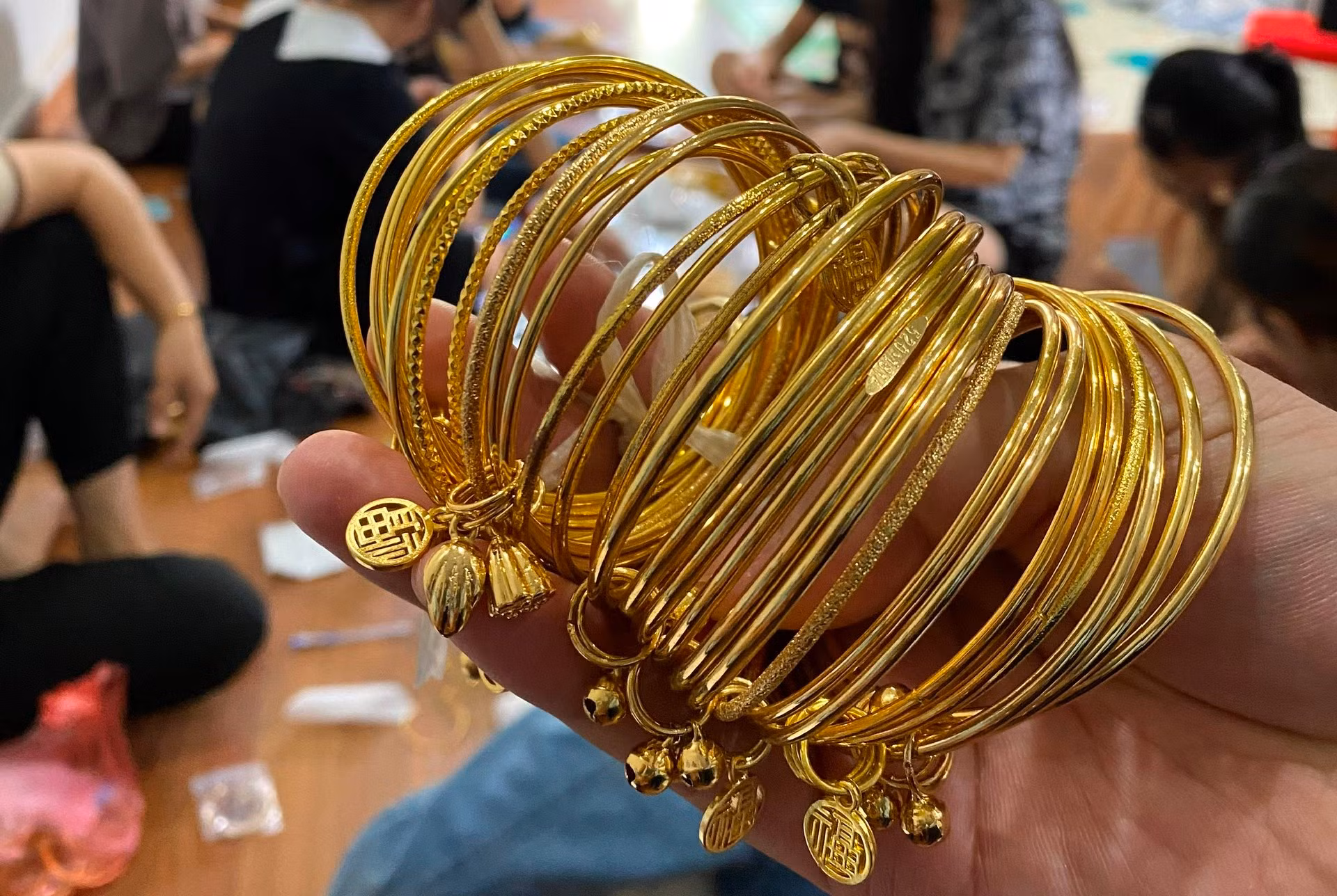 Ảnh 5. Các sản phẩm trang sức mỹ ký bị lực lượng chức năng thu giữ (5).jpg