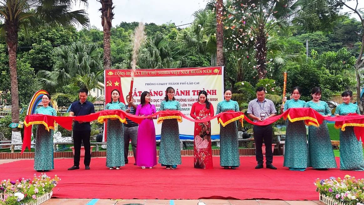 Cắt băng khánh thành.jpg