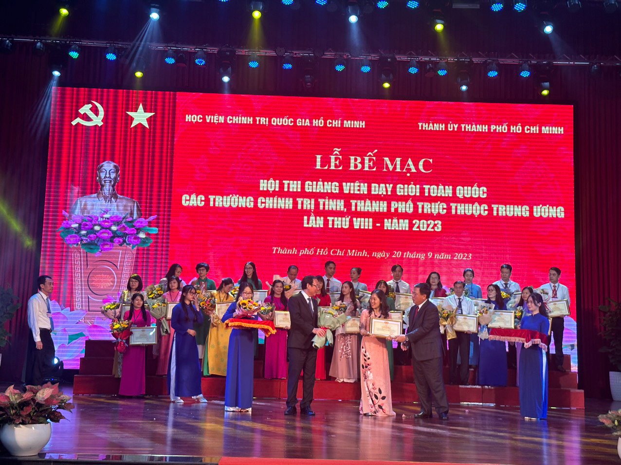 GS - TS Nguyễn Xuân Thắng, Giám đốc Học viện Chính trị quốc gia Hồ Chí Minh, Chủ tịch Hội đồng lý luận Trung ương, Trưởng Ban Chỉ đạo hội thi; đồng chí Nguyễn Văn Nên, Bí thư Thành ủy TPHCM, đồng Trưởng Ban Chỉ đạo hội thi trao Bằng khen và chứng nhận "Giảng viên dạy xuất sắc" cho giảng viên Ngô Thị Nhung, Trường Chính trị tỉnh Lào Cai. 2sim.jpg